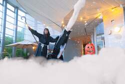 「オーパークおごせでハロウィンイベント　魔女の泡バズーカやクエスト、仮装レンタルも」の写真