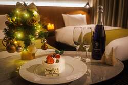 「ホテルメトロポリタン川崎で3つのクリスマス宿泊プラン予約開始　サンタがお部屋に！」の写真