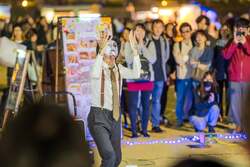 「カラフルなランタンが夜空を彩る扇町ランタンフェスタ開催　入場無料でグルメや縁日も」の写真