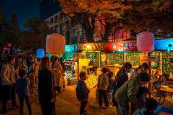 「カラフルなランタンが夜空を彩る扇町ランタンフェスタ開催　入場無料でグルメや縁日も」の写真