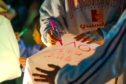 「カラフルなランタンが夜空を彩る扇町ランタンフェスタ開催　入場無料でグルメや縁日も」の写真