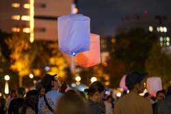 「カラフルなランタンが夜空を彩る扇町ランタンフェスタ開催　入場無料でグルメや縁日も」の写真