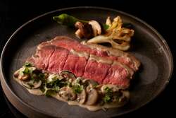 ローストビーフ きのこと大葉のクリームソース