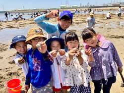 「関西初！兵庫県姫路市で秋の潮干狩りが10月開催　昭和レトロな海の家もオープン」の写真