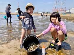 「関西初！兵庫県姫路市で秋の潮干狩りが10月開催　昭和レトロな海の家もオープン」の写真