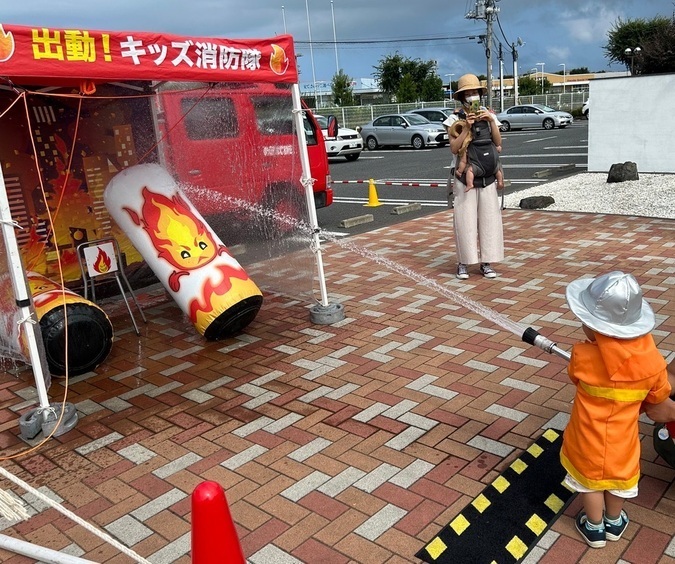 消防車の放水体験（写真はイメージです）