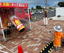消防車の放水体験（写真はイメージです）