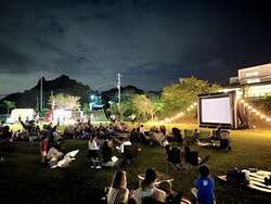 「千葉県勝浦市で無料野外映画「夕涼みシアター」開催　パフォーマンスやキッチンカーも」の写真