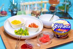 「60万通りの組み合わせで自分だけの味を作ろう！原宿にスーパーカップ研究所がオープン」の写真