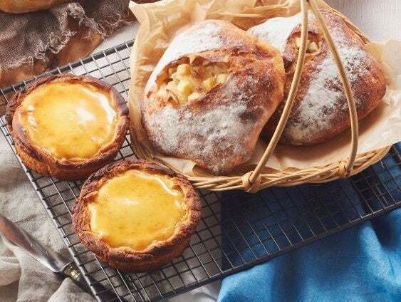 （写真左）スイートポテトの窯出しチーズケーキ／（写真右）米麹のスイートポテトパヴェ