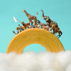 MINIATURE LIFE展2　田中達也 見立ての世界｜お菓子な虹