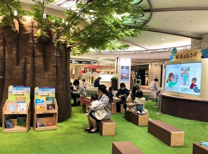 家族でのんびり過ごせる「絵本のひろば」