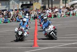 「はたらく車大集合と白バイドリル走行が楽しめる！土岐アウトレットで交通安全イベント」の写真
