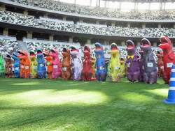 「味の素スタジアムで親子向けランニングイベント開催！　ティラノサウルスレースも！」の写真