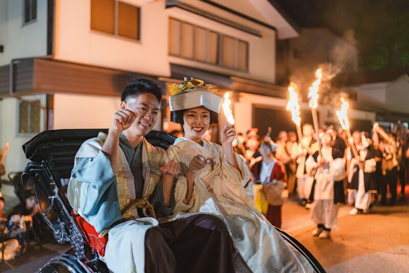 きつね火まつり／憧れの花嫁花婿姿に（※写真は過去開催時のカップルです）
