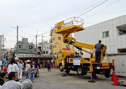 軌陸両用架線作業車の展示