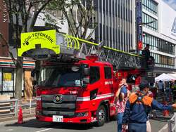 「愛知県豊橋市で20台以上のはたらくくるまと公共交通が大集合するファミリーイベント！」の写真