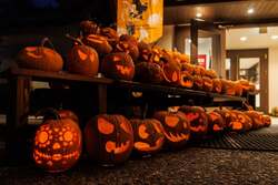 「山梨県萌木の村で1000個のカボチャが彩るハロウィンパーティー　仮装でお菓子もらえる」の写真