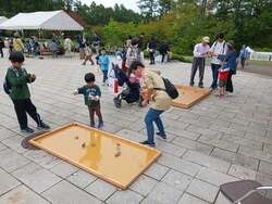 「長野県大町市の国営アルプスあづみの公園で無料開放日に秋祭り開催　グルメと遊び多数」の写真