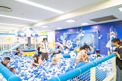 「室内遊園地「キッズランドUS 愛知豊川店」OPEN！　約30種の遊び場を親子で楽しもう
」の写真