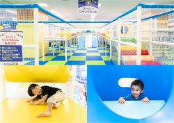 「室内遊園地「キッズランドUS 愛知豊川店」OPEN！　約30種の遊び場を親子で楽しもう
」の写真