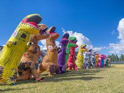 「福井県勝山市でティラノサウルスレース開催！　親子で楽しめる恐竜イベント」の写真