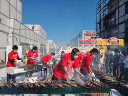 「神奈川県小田原市と横浜市で秋の味覚サンマ祭り開催！　3会場で6000尾振る舞い」の写真