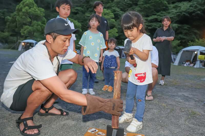 くさびとハンマーで薪割りにも挑戦