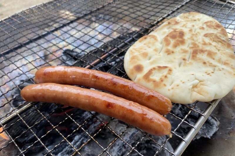 自分で“育てた”焚き火でナンドッグ作り