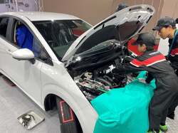 「東京ビッグサイトで自動車整備士を体験！　本物の工具やクルマに触れる職業体験ブース」の写真