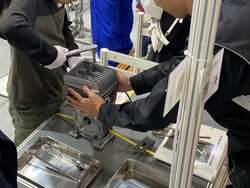 「東京ビッグサイトで自動車整備士を体験！　本物の工具やクルマに触れる職業体験ブース」の写真