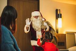 「沖縄名護市のオリエンタルホテルでXmasス特別プラン　サンタの客室プレゼント配達も」の写真
