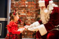 「沖縄名護市のオリエンタルホテルでXmasス特別プラン　サンタの客室プレゼント配達も」の写真