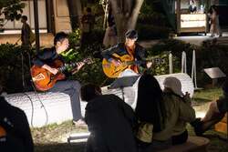 「たき火を囲んで秋の味覚を堪能！　麻布台ヒルズでグルメイベント「やきいも広場」開催」の写真