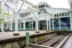 JR新橋駅「銀座口」から徒歩約5分の場所にある「鉄道歴史展示室」には、日本の鉄道の出発点となった0哩標識と復元軌道が設置されています