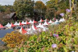 「雑貨やグルメが大集結！　山梨県北杜市の「萌木の村」でカントリーフェスタ開催」の写真