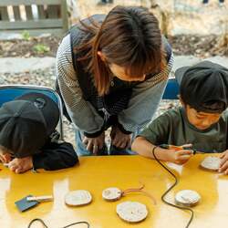 「雑貨やグルメが大集結！　山梨県北杜市の「萌木の村」でカントリーフェスタ開催」の写真