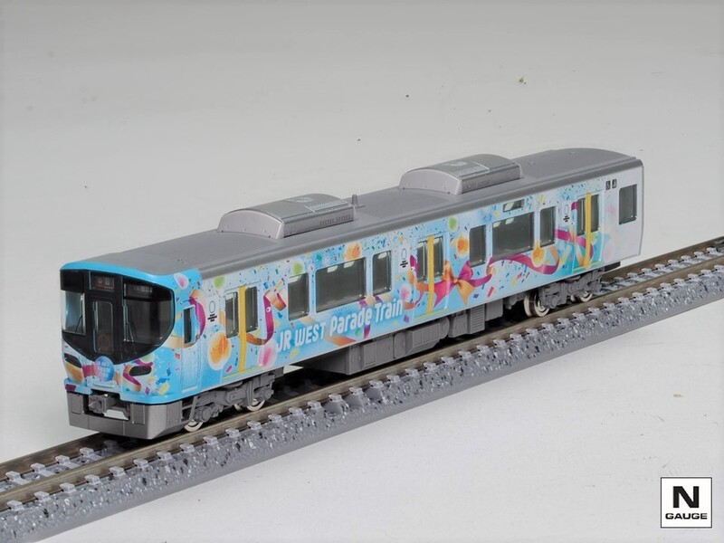 JR西日本では「TOMIX製オリジナルNゲージ クモハ322形 (JR WEST Parade Train)」を事前抽選方式で販売。※レールは付属しません