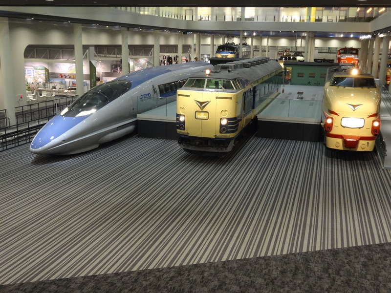 本館1階には、実物車両や工夫を凝らした体験型の展示があります