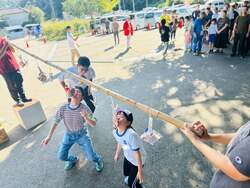 「昭和レトロな運動会が埼玉の玉川温泉で開催　パン食い競争や綱引き玉入れなど参加無料」の写真