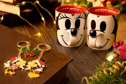 「東京ディズニーリゾートでクリスマス2025が開催！　スペシャルグッズ&メニューを紹介」の写真