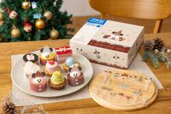 「東京ディズニーリゾートでクリスマス2025が開催！　スペシャルグッズ&メニューを紹介」の写真