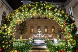 「横浜のクラシックホテルに1.5万球のイルミ　光の庭園＆クリスマスデコレーション登場」の写真
