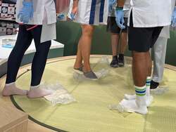 「親子で本格うどん打ち体験！　大阪で「杵屋うどん打ち教室」が開始」の写真