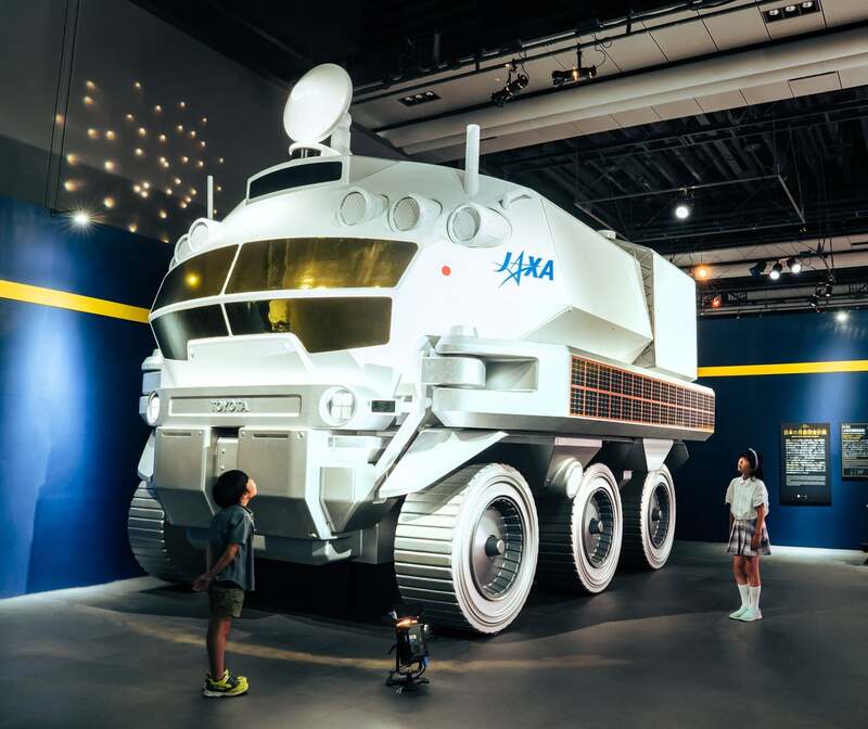 有人月面探査車「有人与圧ローバー」実物大模型　※東京会場の様子