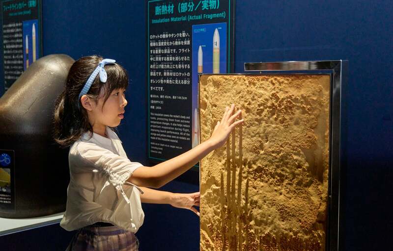 断熱材（さわれるロケット部品）※東京会場の様子