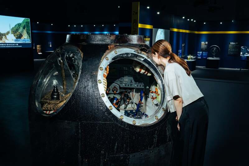 「ソユーズ宇宙船帰還モジュール」実機　※東京会場の様子
