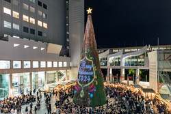 「梅田スカイビルで音楽と光の幻想的なクリスマスイベント開催」の写真