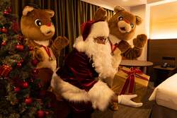 「サンタがお部屋に！　ヒルトン成田で親子で過ごすクリスマス特別宿泊プラン」の写真