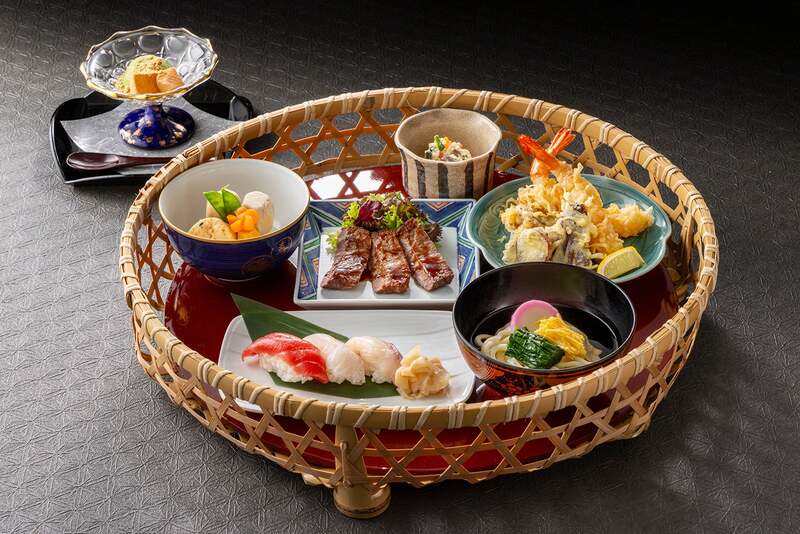 「日本料理　松風」の華やかな籠膳